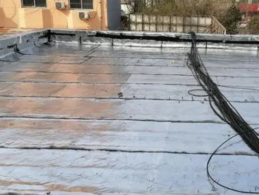 崇左市卫生间漏水维修公司分享下崇左市屋面楼顶防水刚性防水层施工要点。